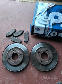Kit freni: dischi e pastiglie anteriori