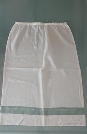 Tende bianche con fascia verde salvia