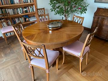 Tavolo antico con sedie