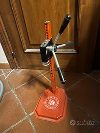 Tappatrice a ruota per tappi a corona