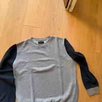 Maglione girocollo grigio con maniche blu scuro