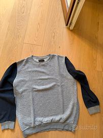 Maglione girocollo grigio con maniche blu scuro