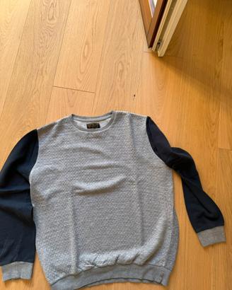 Maglione girocollo grigio con maniche blu scuro