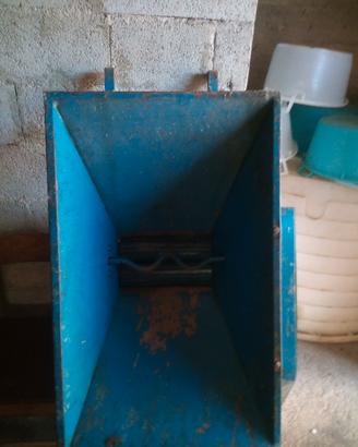 pigiatrice elettrica e mastelli da300e1000litri