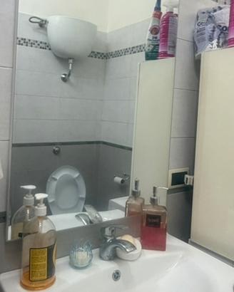 Mobile bagno bianco lucido con lavabo integrato