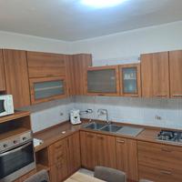 Cucina con elettrodomestici 