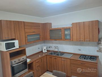 Cucina con elettrodomestici 