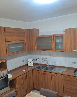 Cucina con elettrodomestici 