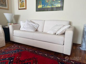 Divano Letto con meccanismo di apertura facile .