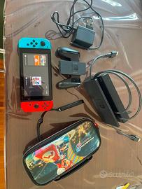 Nintendo Switch completa di dock, accessori, custo