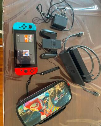 Nintendo Switch completa di dock, accessori, custo