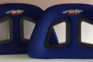 Coppia di poggiatesta sportivo con attacchi univer