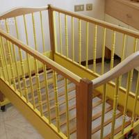 Lettino in legno di faggio per bambini