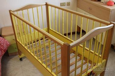 Lettino in legno di faggio per bambini