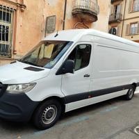 Autista con furgone maxi