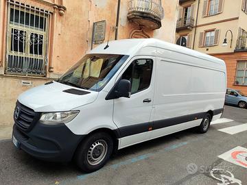 Autista con furgone maxi