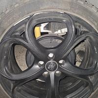 Cerchi da 18° sono 5x100 con gomme invernali 225 4