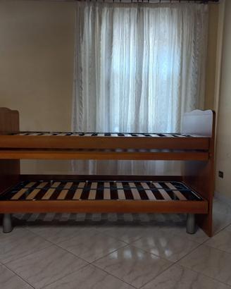Letto a castello con scrivania estraibile