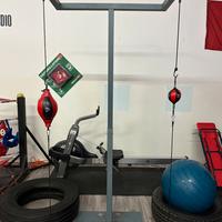 struttura in ferro per appendere sacchi da boxe