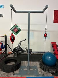 struttura in ferro per appendere sacchi da boxe