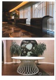 divani, tavoli e sedie stock