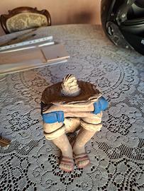 Scultura di un uomo che dorme