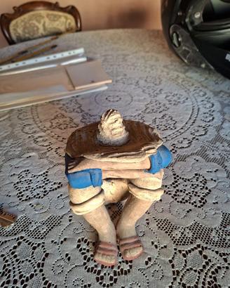 Scultura di un uomo che dorme