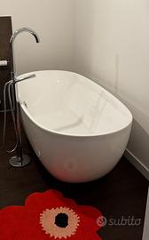Vasca da bagno freestanding con rubinetto
