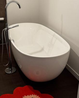Vasca da bagno freestanding con rubinetto