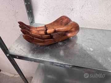 Scultura mano in legno massello svuotatasce