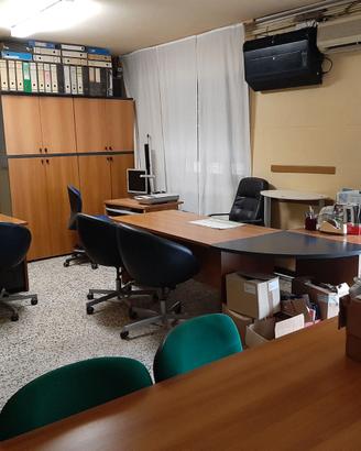 ufficio  2 scrivanie  10 sedie 1 tavolo 2 armadi