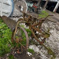 Attrezzo agricolo antico in ferro