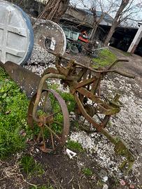 Attrezzo agricolo antico in ferro