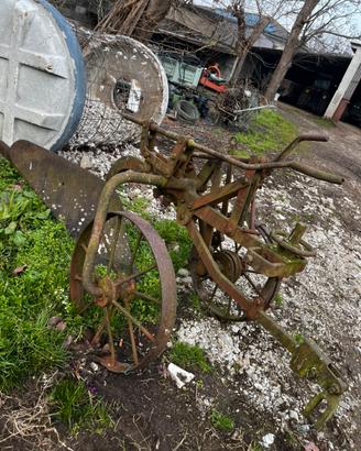 Attrezzo agricolo antico in ferro