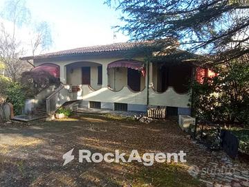 VILLA PANORAMICA CON GIARDINO E SPAZI PER VIVERE E