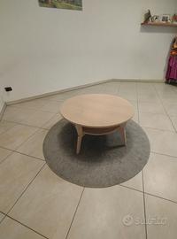 Tavolino moderno da salotto con tappeto