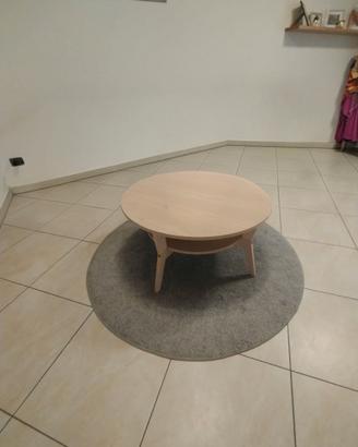 Tavolino moderno da salotto con tappeto