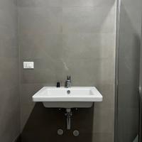 Lavandino sospeso rettangolare in ceramica bianca