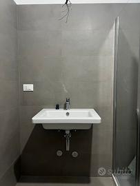 Lavandino sospeso rettangolare in ceramica bianca