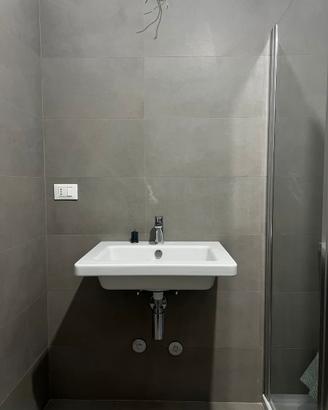Lavandino sospeso rettangolare in ceramica bianca