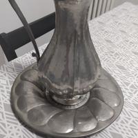 caraffa con piatto sotto