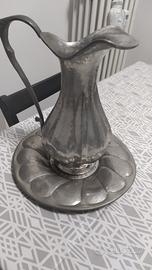 caraffa con piatto sotto