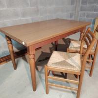 Tavolo in legno con prolunga e sedie