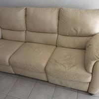 Divano Natuzzi 3 posti con due movimenti relax.