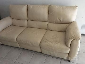 Divano Natuzzi 3 posti con due movimenti relax.