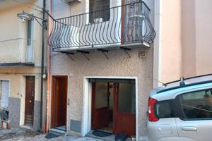 Bilocale autonomo con cantina , arredato