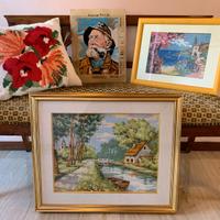 Lotto quadri-cuscino ricamati a mezzopunto