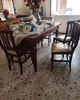 Tavolo con sedie