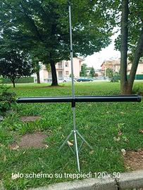 telo schermo su tre piedi