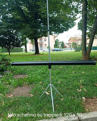 telo schermo su tre piedi
